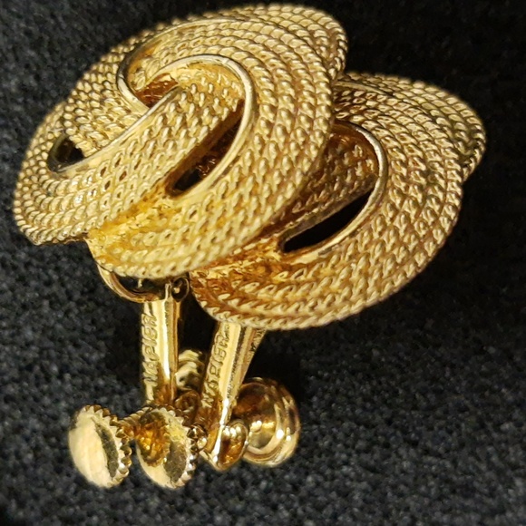 Napier Gold Tone Large Knot Clip-On Earrings VTG - Picture 16 of 16